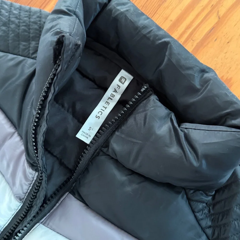 Fabletics Womens Puffer Vest Black Grey White Chevron Stripe Quilted Full Zip S